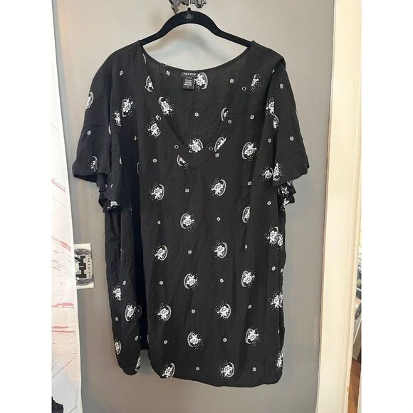 Torrid size 4 black and white floral blouse shirt v neck - Picture 1 of 4